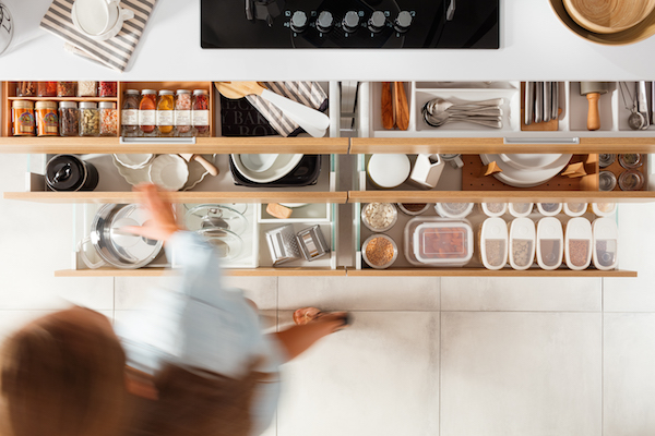 pojemne szuflady W co wyposażyć kuchnię, by była funkcjonalna?